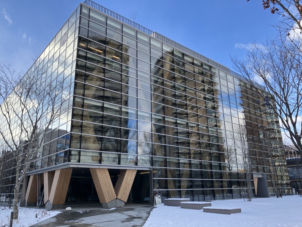 エア・ウォーターの森前の桜